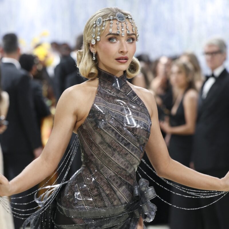  Sabrina Carpenter usa vestido com rolos de filme favoritos no Met Gala 2026