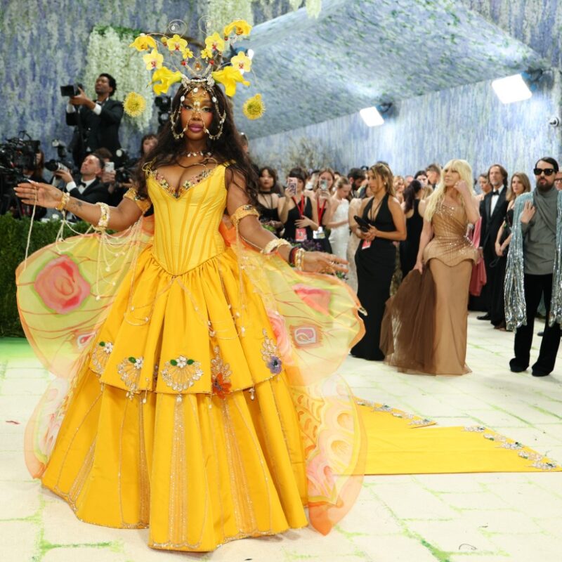 Met Gala 2026: SZA usa vestido deslumbrante comprado no Ebay; entenda
