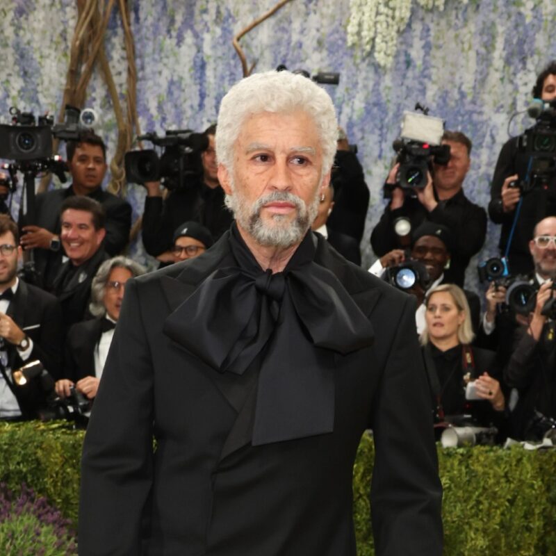 Bad Bunny impressiona com look de idoso no Met Gala 2026
