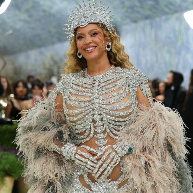 Beyoncé faz aparição deslumbrante no Met Gala 2026; veja