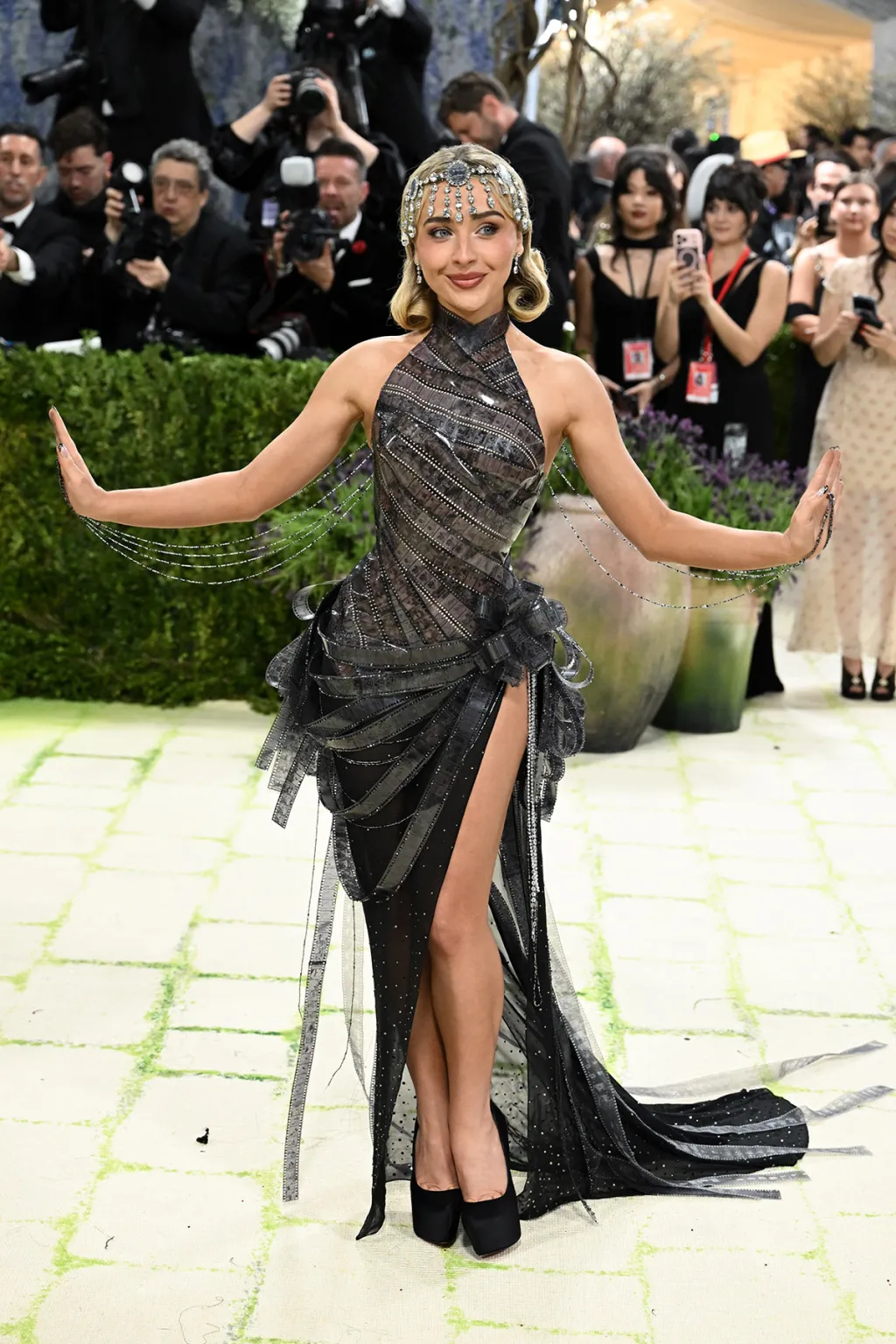 Sabrina Carpenter no Met Gala 2026 (Gilbert Flores/Billboard)