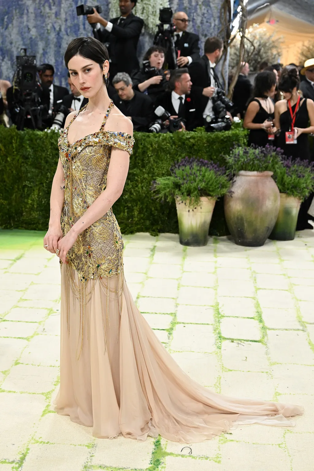 Gracie Abrams no Met Gala 2026 (Gilbert Flores/Billboard)