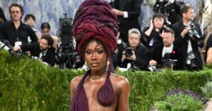 Doechii no Met Gala 2026 (Gilbert Flores/Billboard)