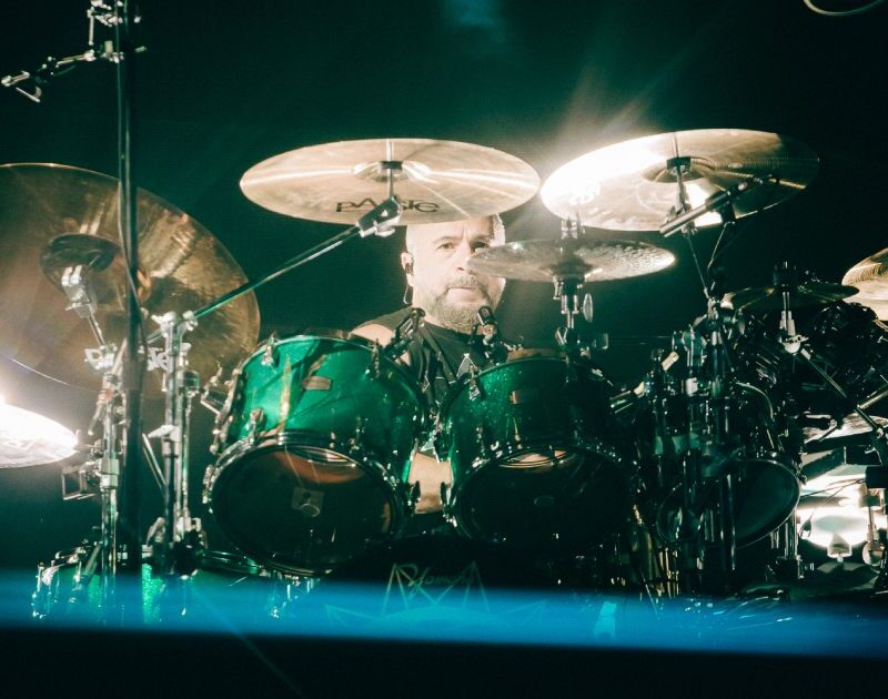 John Dolmayan, do System Of A Down, anuncia sessões de autógrafos no Brasil