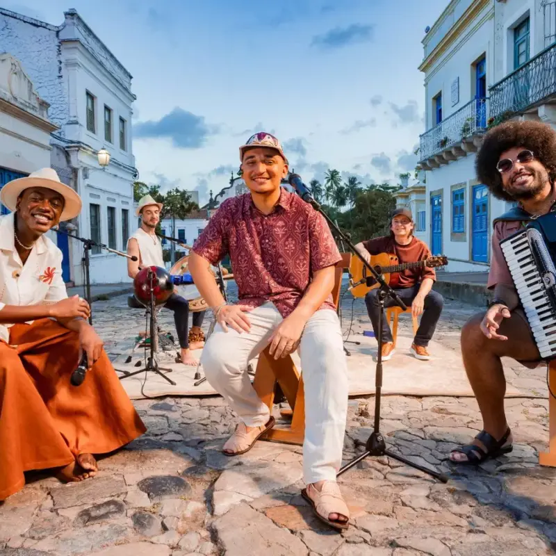‘Dominguinho 2’ relê Sandy & Junior e MC Leozinho na sanfona