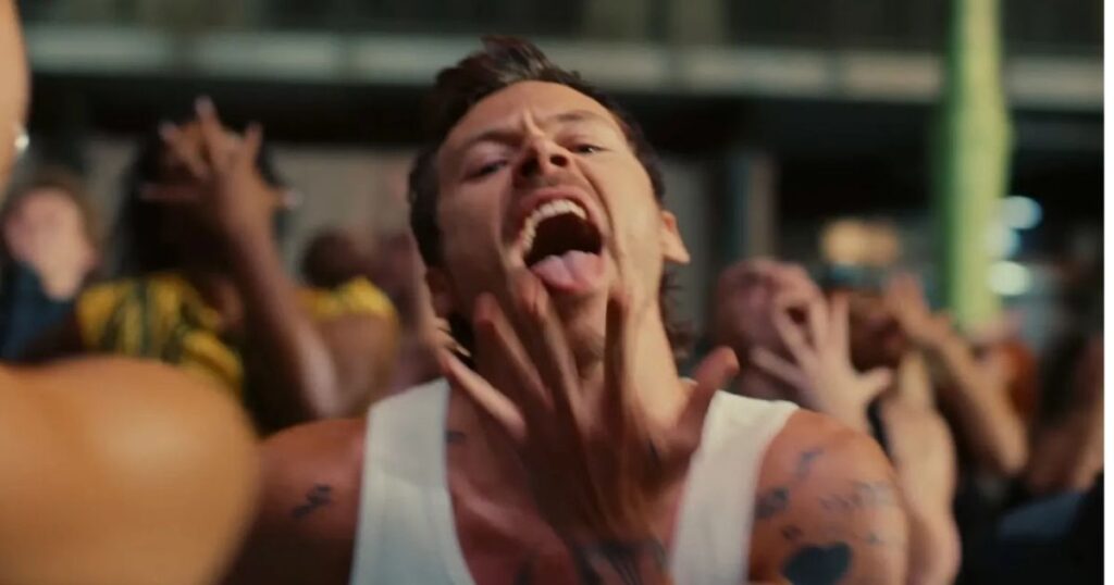 Harry Styles no clipe de “Dance No More” (reprodução YouTube)