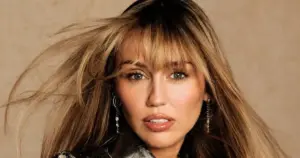 Miley Cyrus (reprodução Facebook)
