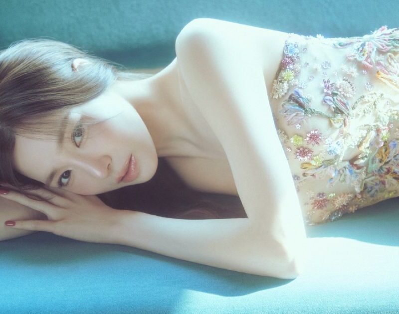 Tiffany Young faz comeback com novo single e celebra 10 anos de carreira solo