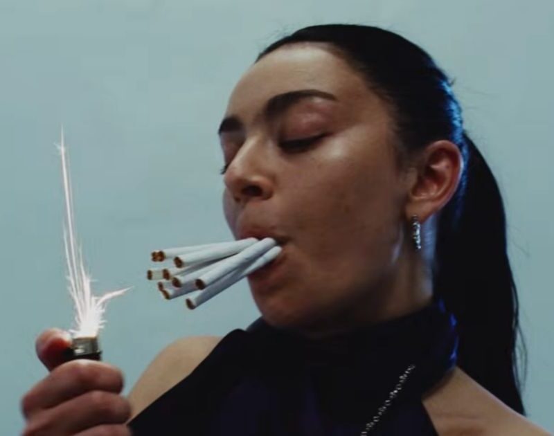 Charli xcx inaugura fase roqueira; veja o clipe de ‘Rock Music’