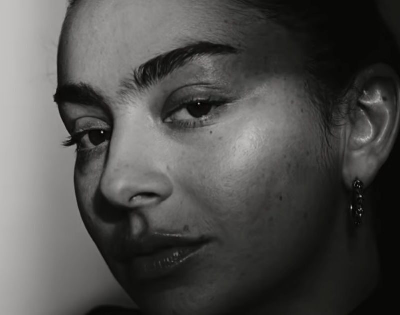 Charli xcx lança lado B melancólico após ‘Rock Music’; ouça aqui