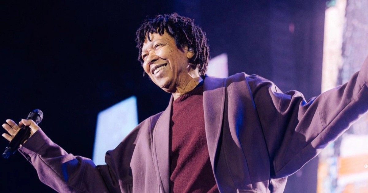 O cantor e compositor Djavan no show do Allianz (@stephansolon / Ticketmaster Brasil)