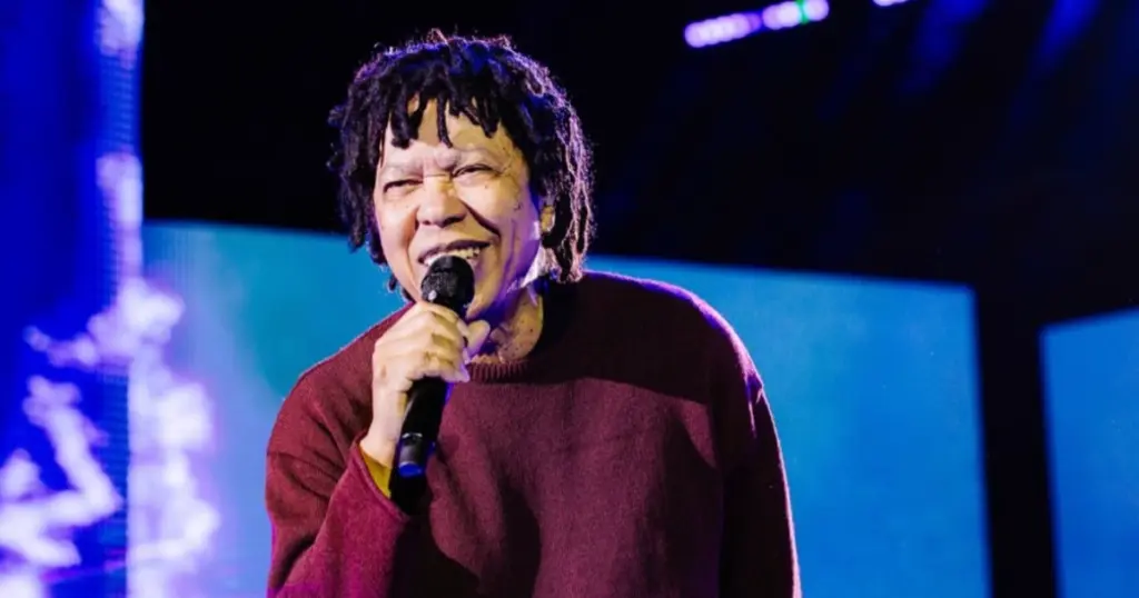 O cantor e compositor Djavan no show do Allianz (@stephansolon / Ticketmaster Brasil)