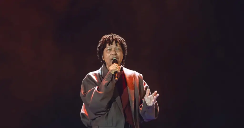 O cantor e compositor Djavan no show do Allianz (@stephansolon / Ticketmaster Brasil)