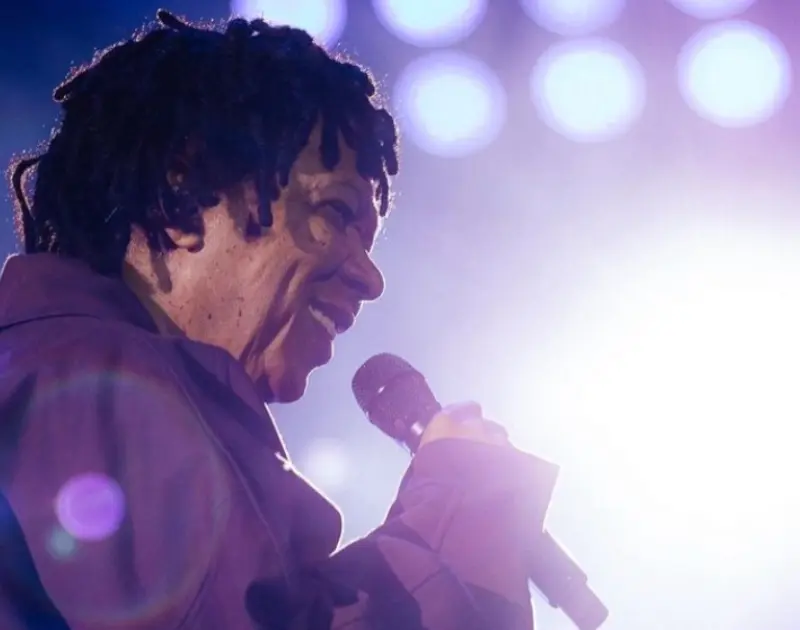 Djavan terá data extra para show em SP; veja data, ingresso e setlist