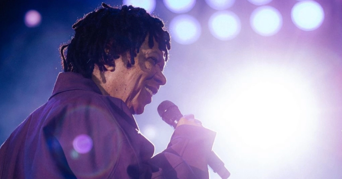 O cantor e compositor Djavan no show do Allianz (@stephansolon / Ticketmaster Brasil)