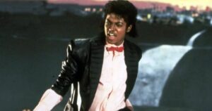 Michael Jackson em cena do clipe "Billie Jean" (Reprodução)