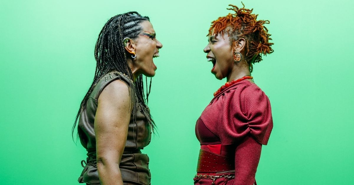 Michelle Abu e Karol Conká em gravação do clipe de “Qual é” (por @Demobuda)