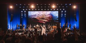 A Orquestra Ouro Preto com Carlinhos Brown em 'Afrossinfonicidade' (Rapha Garcia)