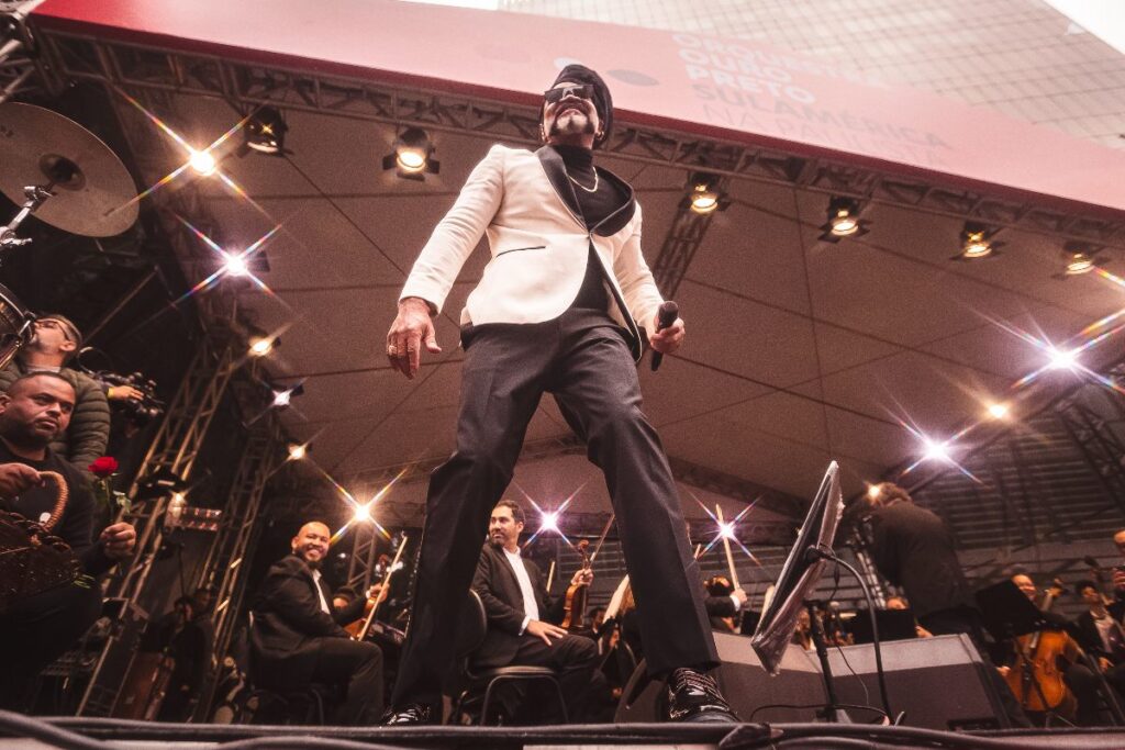A Orquestra Ouro Preto com Carlinhos Brown (Rapha Garcia)