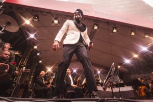 A Orquestra Ouro Preto com Carlinhos Brown (Rapha Garcia)