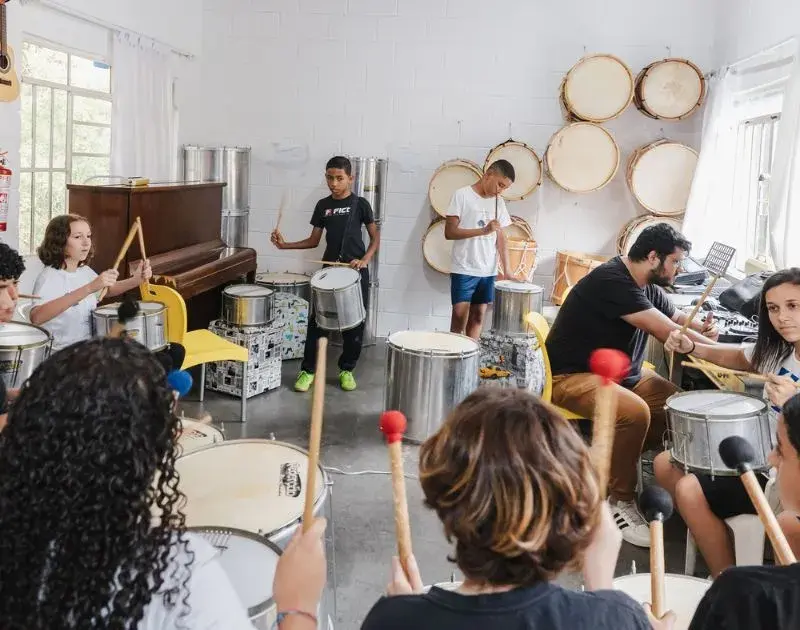 Tomorrowland Brasil realiza oficina de mixagem gratuita para crianças