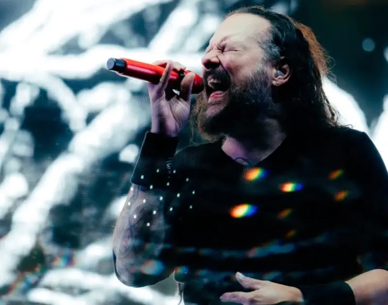 Korn faz show histórico em SP com chuva, nostalgia e drible de sinalizadores