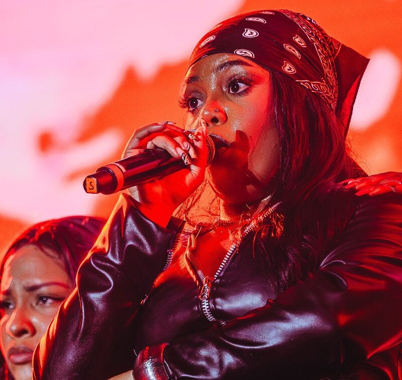 Rapper Duquesa encerra palco ARVO no alto com sessão coletiva de autoestima
