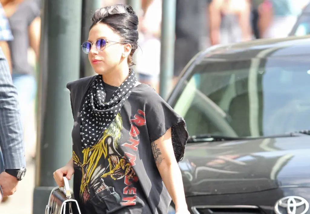 Lady Gaga com camiseta do Iron Maiden (Grosby)