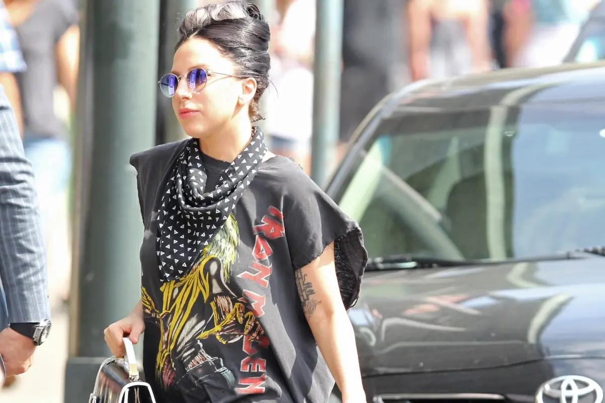 Lady Gaga com camiseta do Iron Maiden (Grosby)