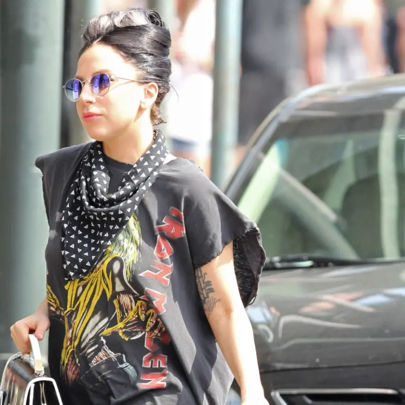 Lady Gaga com camiseta do Iron Maiden (Grosby)