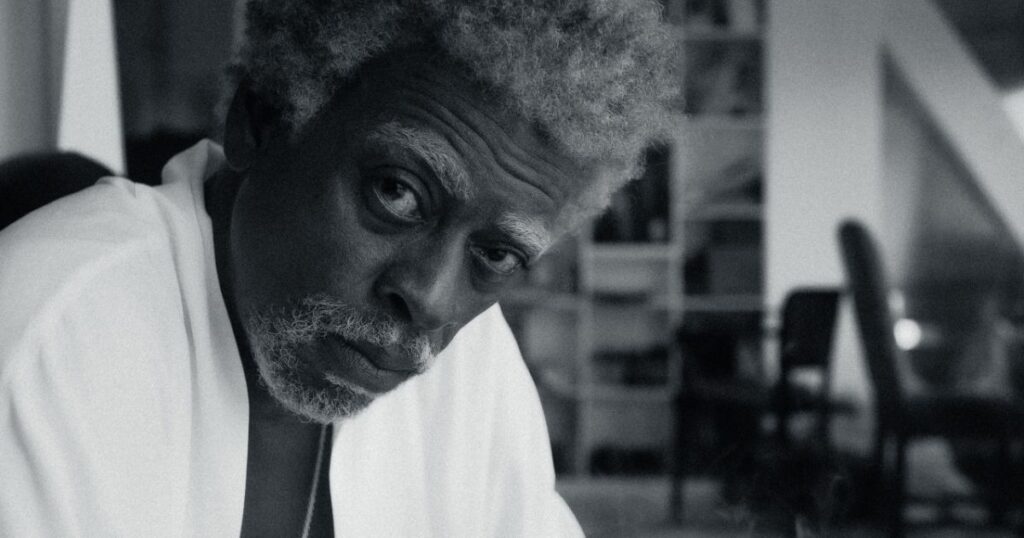 Seu Jorge no clipe de "Girl You Move Me"
