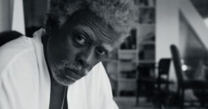 Seu Jorge no clipe de "Girl You Move Me"