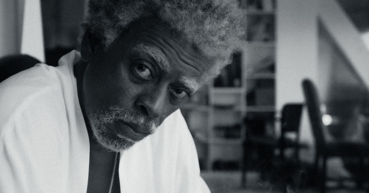 Seu Jorge no clipe de "Girl You Move Me"