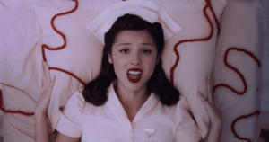 Olivia Rodrigo no clipe de "The Cure" (Reprodução YouTube)