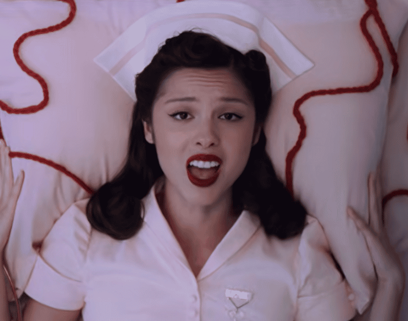 Olivia Rodrigo é enfermeira no clipe de ‘The Cure’; assista aqui
