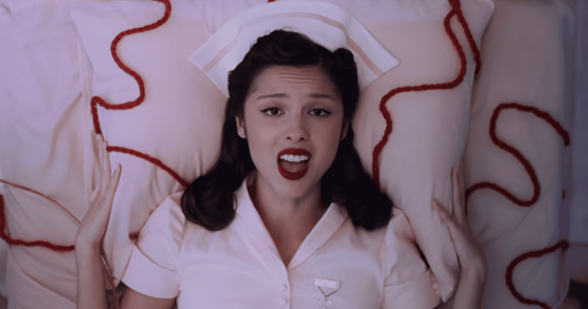 Olivia Rodrigo no clipe de "The Cure" (Reprodução YouTube)