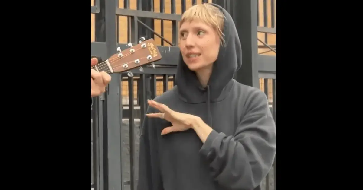 Lykke Li canta “Sozinho” com fãs no Rio antes de shows no Brasil (Reprodução)