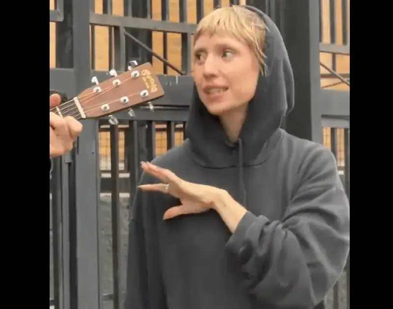 Lykke Li canta ‘Sozinho’ com fãs no RJ antes de show