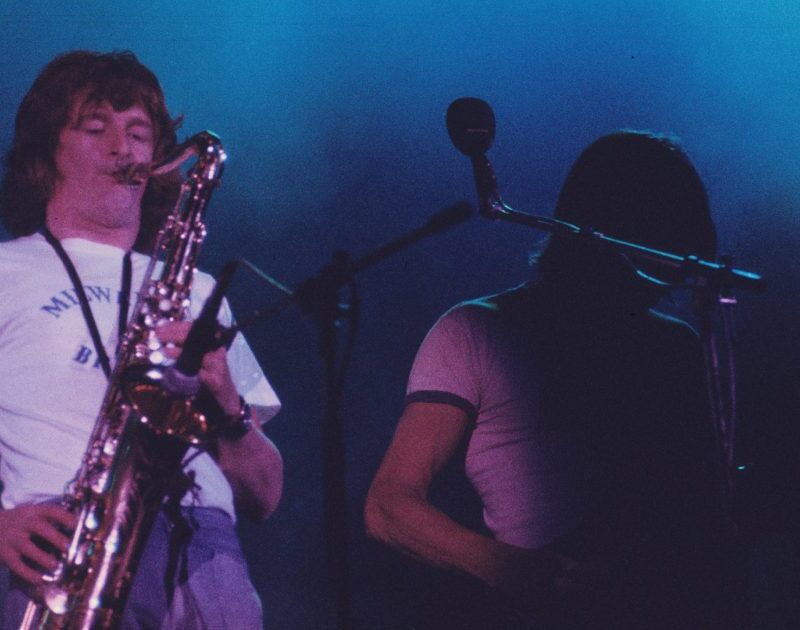 Morre Dick Parry, saxofonista e colaborador do Pink Floyd, aos 83 anos