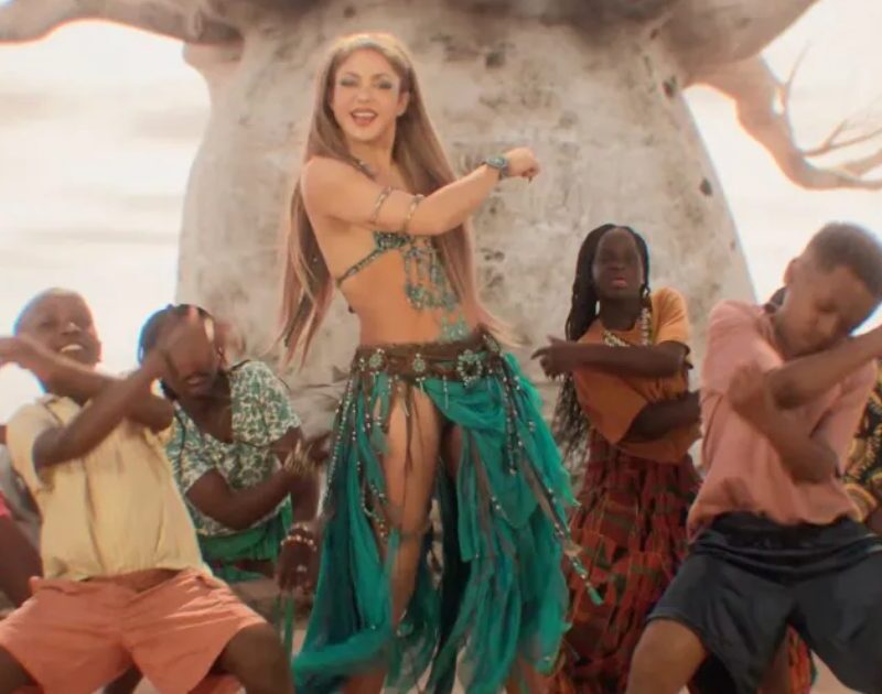 Shakira e Burna Boy lançam clipe de ‘Dai Dai’ com campeões da Copa do Mundo
