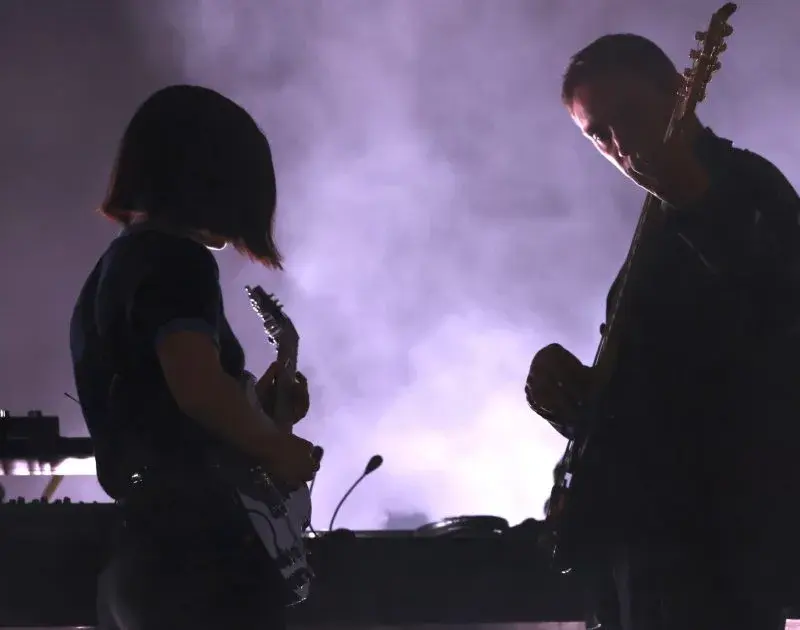 The xx encerra sábado do C6 Fest com reencontro emocionante