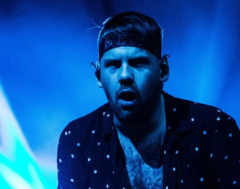 Caleb Shomo, do Beartooth, se declara gay: ‘Afoguei meus sentimentos’