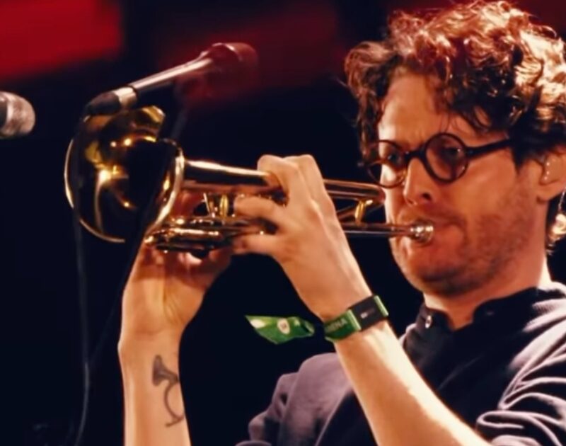 Após 17 anos, Beirut brilha no C6 Fest com ‘O leãozinho’