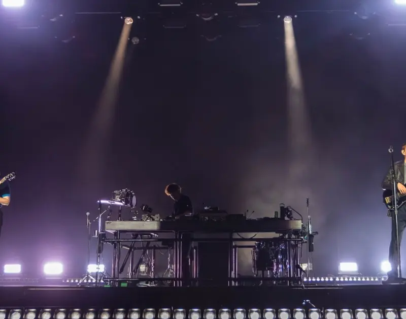 The xx encerra sábado do C6 Fest com reencontro emocionante