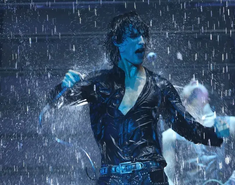 Sombr arrasa no American Music Awards 2026 em performance com chuva; vídeo