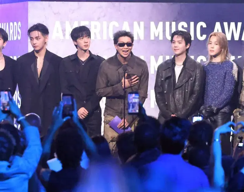 BTS surpreende no American Music Awards de 2026 com show de abertura; vídeo