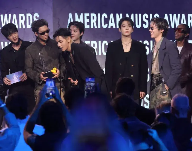 BTS leva troféu no American Music Awards 2026: ‘Continuem nadando’