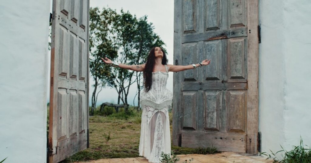 Anitta no clipe de “Deus Existe" (Reprodução YouTube)