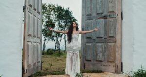 Anitta no clipe de “Deus Existe" (Reprodução YouTube)