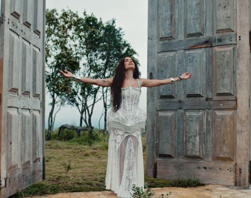 Anitta lança clipe com Ponto de Equilíbrio; veja ‘Deus Existe’